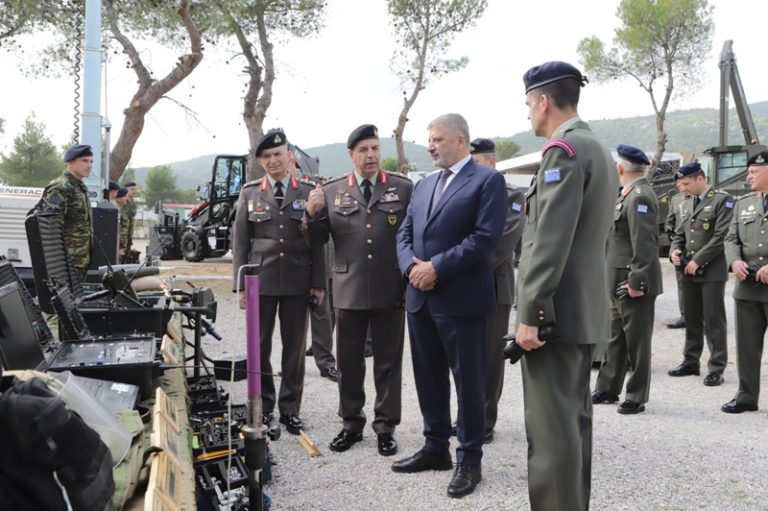 Περιφέρεια Αττικής: Παράδοση μηχανημάτων και εξοπλισμού πολιτικής προστασίας στο Γενικό Επιτελείο Στρατού