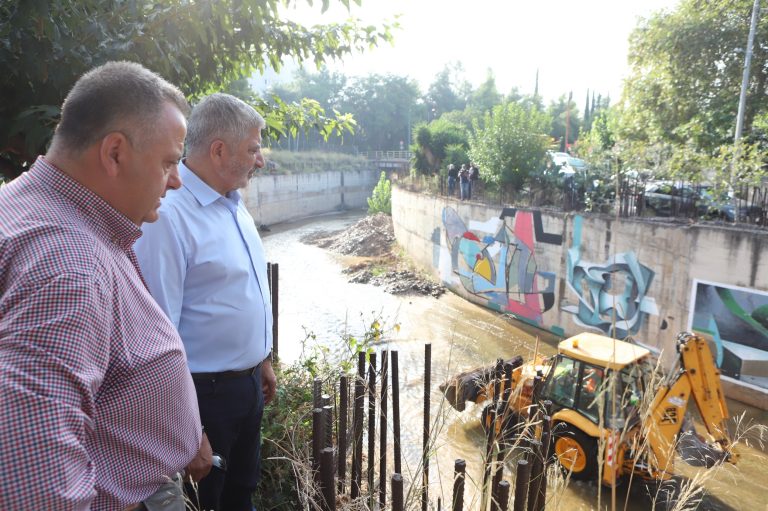 Σε εξέλιξη οι εργασίες απομάκρυνσης φερτών υλικών στον Κηφισό