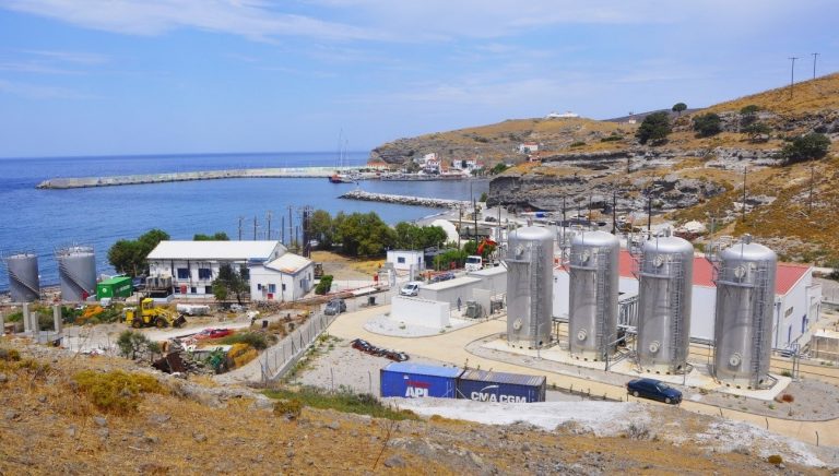 Με τον άνεμο και τον ήλιο ζεσταίνεται πλέον ο ‘Αγιος Ευστράτιος – Ξεκίνησε η λειτουργία της τηλεθέρμανσης