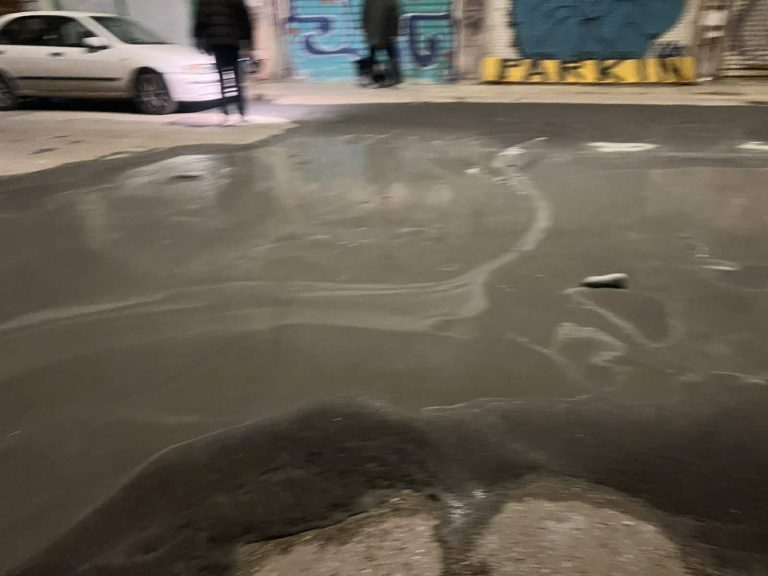 Κυψέλη: «Πλημμύρα» από υγρό τσιμέντο στους δρόμους – Τι συνέβη με τα έργα της Γραμμής 4 του Μετρό